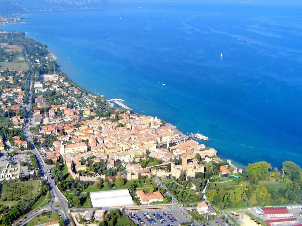 Small Residence Of Only 18 Apartments With Swimming Pool Lazise