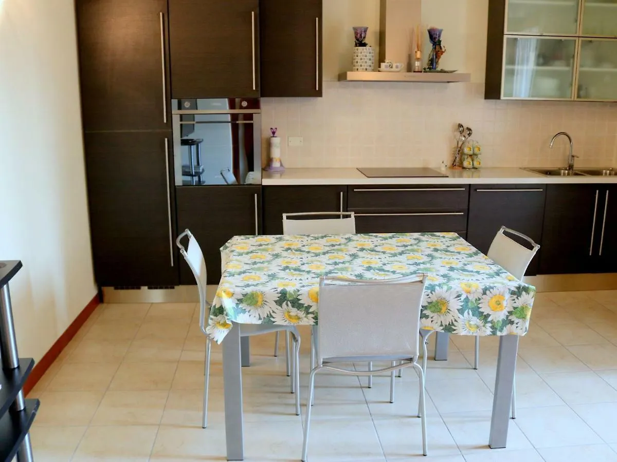 Small Residence Of Only 18 Apartments With Swimming Pool Lazise
